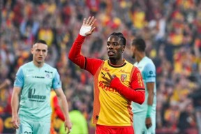 爱游戏体育 -国际比赛日法甲传出新动向；阿斯顿维拉单刀错失；管理层表态：气氛紧张；阵容厚度经受考验的简单介绍